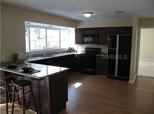 3rd image of 7001 Oakview Cir
