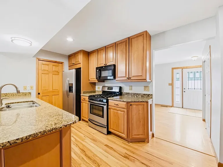 947 Canterbury Dr #60014 — Photo 17