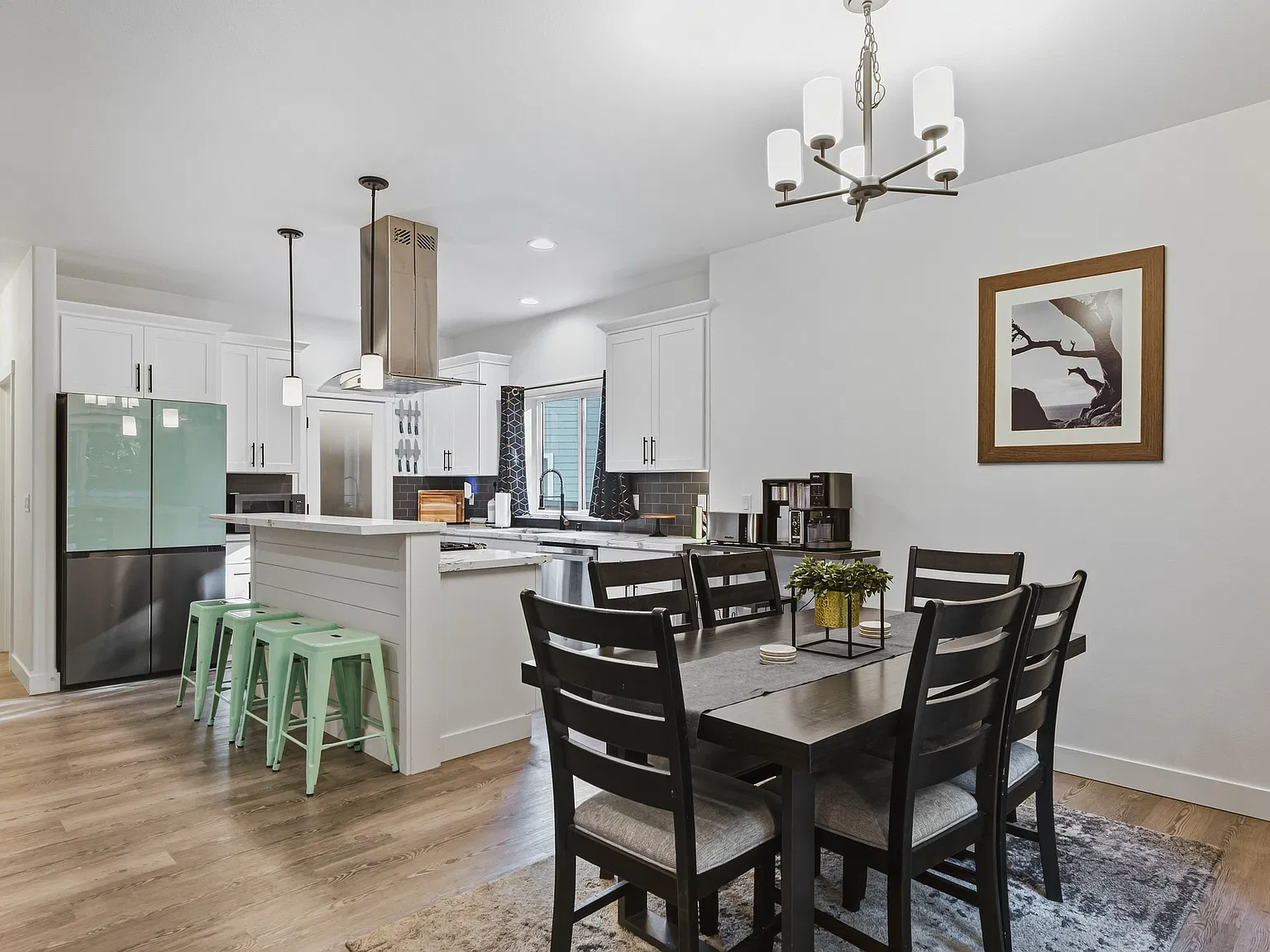 4 bed, 2.5 bath, 2327 sqft, $3,600 — Photo 4