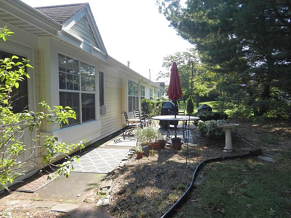 5th image of 1097 Canterbury Drive #B