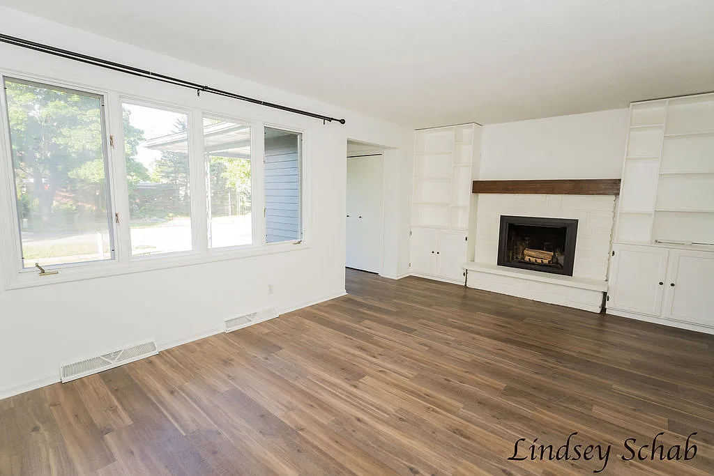 3 bed, 2195 sqft, $2,395 — Photo 2