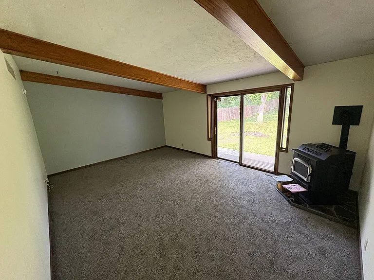 1300 Eastridge Dr — Photo 3