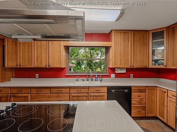 5th image of 600 Ashton St