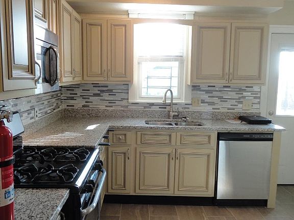 3rd image of 940 Northwest Blvd