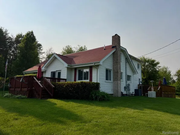 3742 W Barnes Lake Rd, Columbiaville, MI 48421