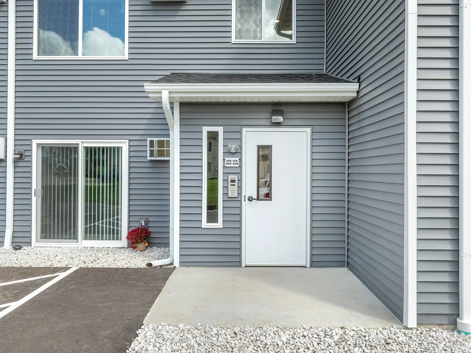 The Arnie Apartments — Photo 2