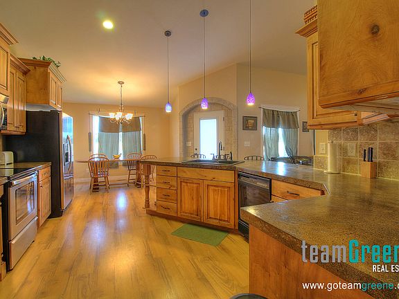 5th image of 544 Woodbridge St