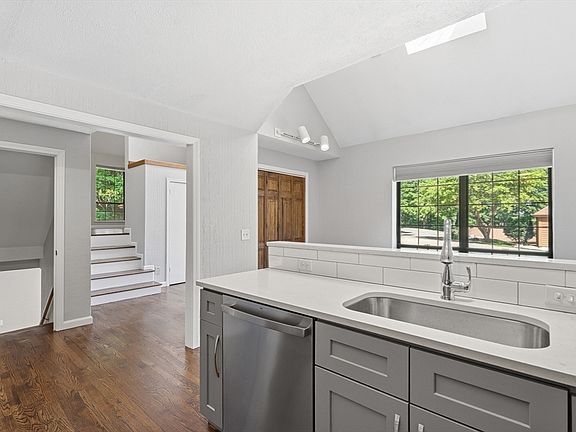 4th image of 48 Perkins Ct