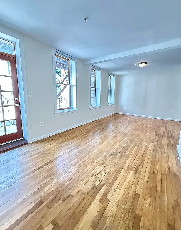 110 Morris St — Photo 3