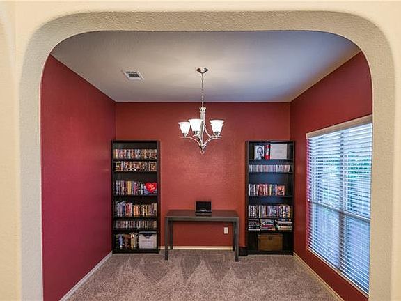 3rd image of 913 Iona Dr