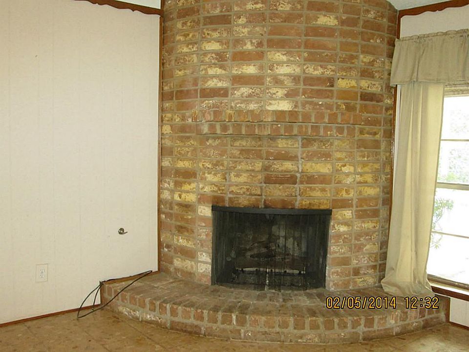 GAS FIREPLACE WITH GAS LOGS.