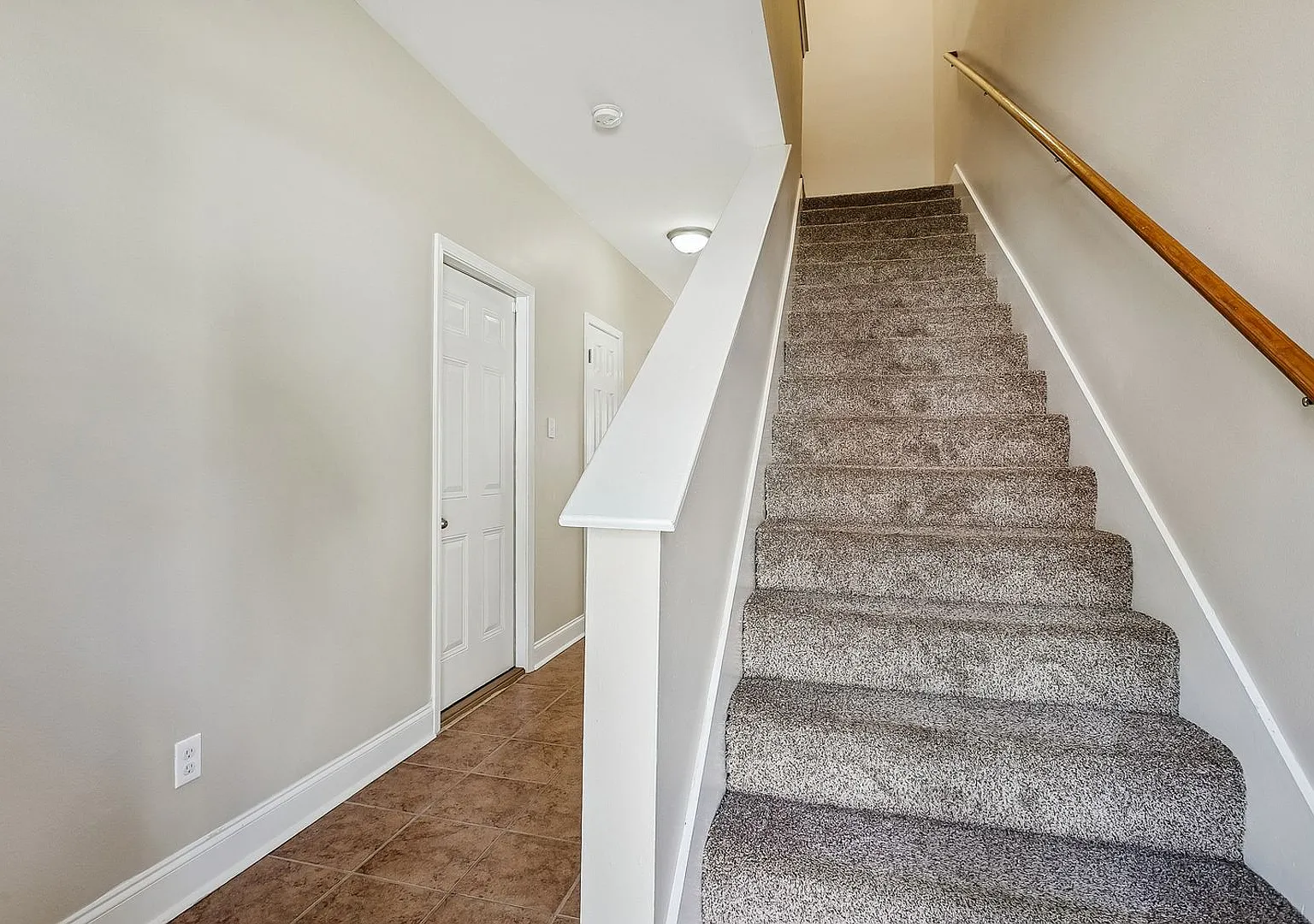 3BR/2.5BA Townhome Garage + Backyard Great Schools — Photo 2