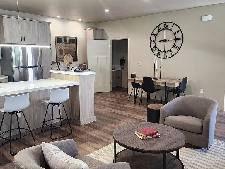 Vantage Pointe East — Photo 18