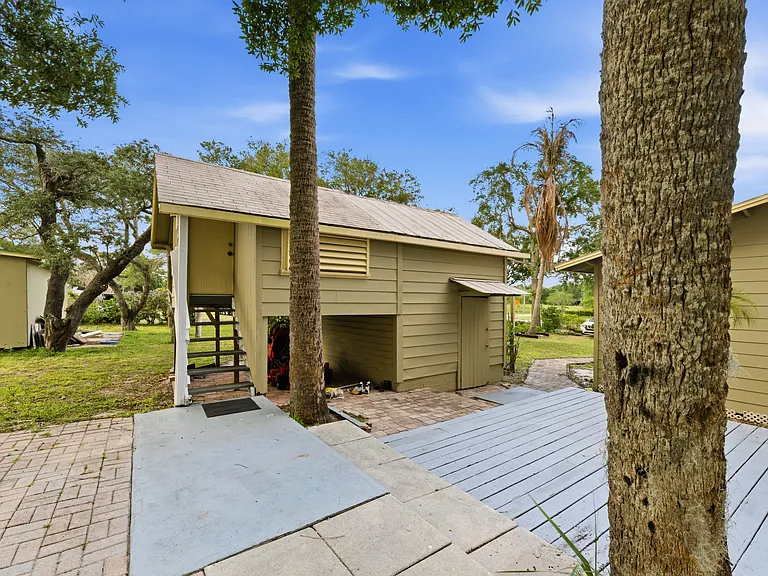 399 Old Dixie Hwy SW — Photo 6