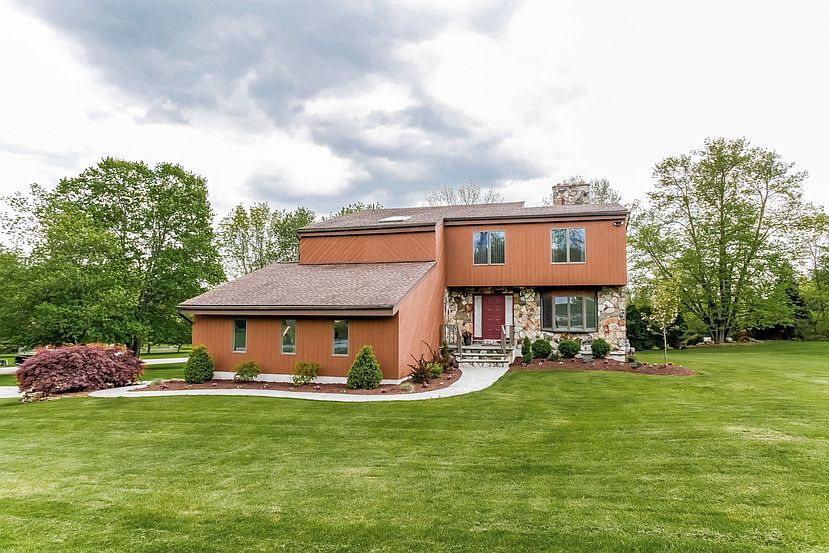 1st image of 18 Lounsbury Dr
