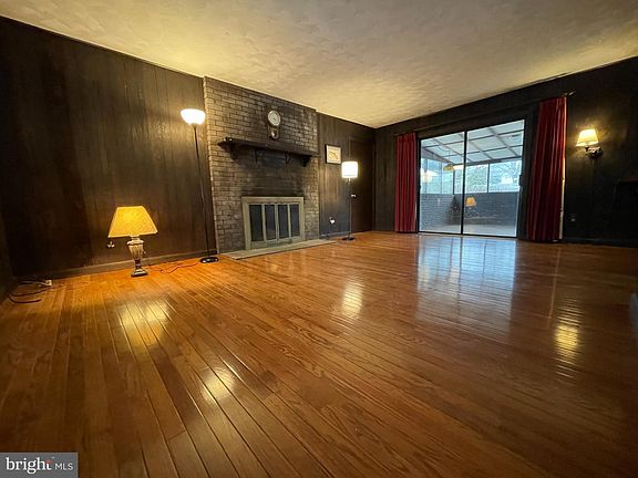5th image of 1633 Oxford Cir