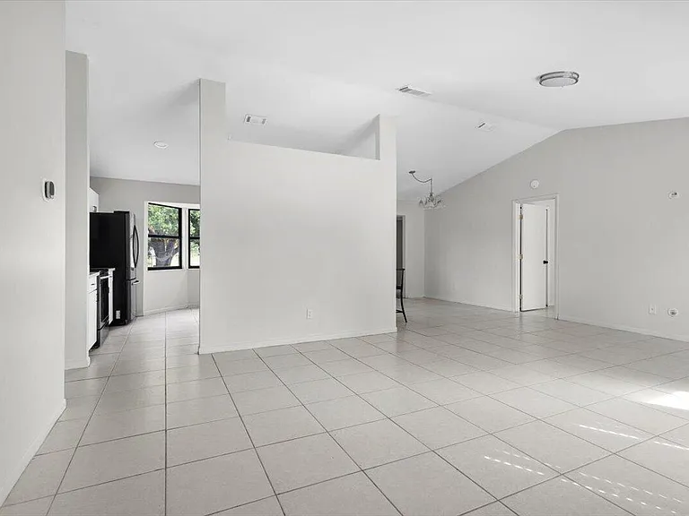 1097 SW McDevitt Ave — Photo 4