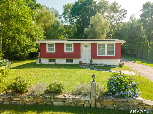 17 Meeting House Lane, Ledyard, CT 06339
