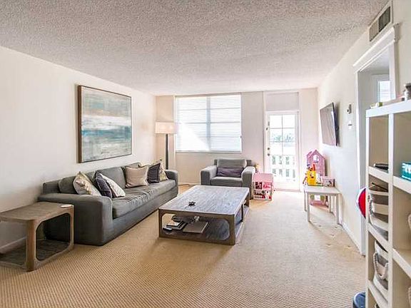 3rd image of 90 Edgewater Dr APT 525