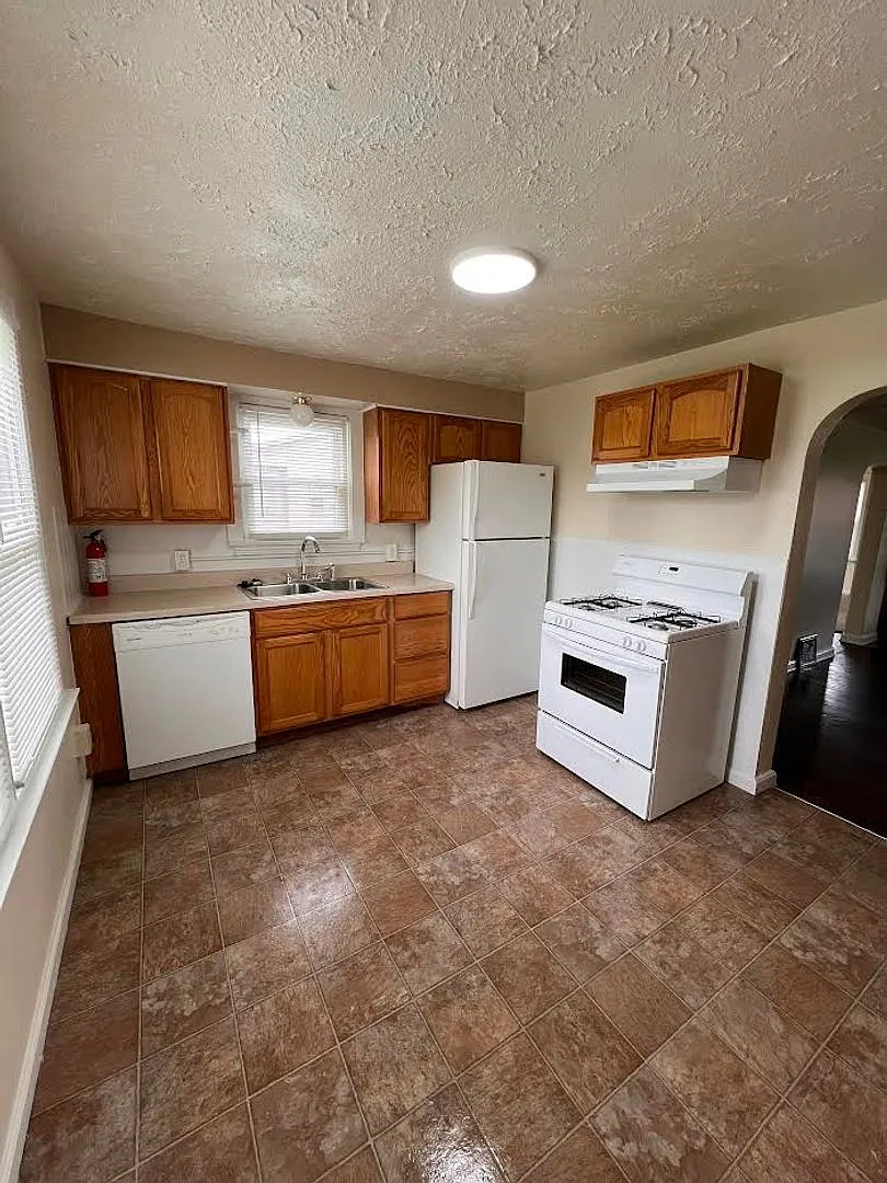115 Laurel Street — Photo 3