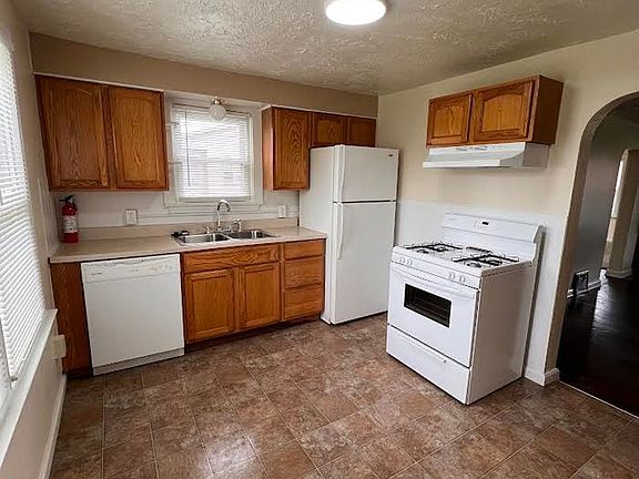 3rd image of 115 Laurel St