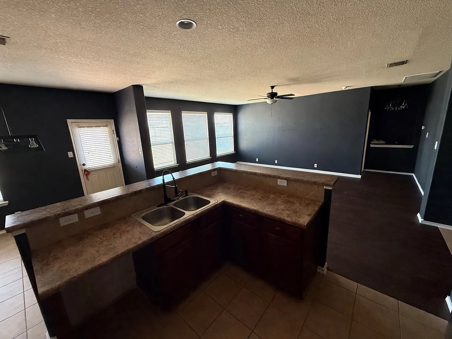 4 bed, 2284 sqft, $2,200 — Photo 4