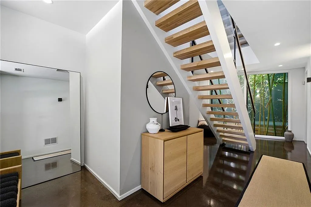 3 bed, 3.0 bath, 2150 sqft, $8,500 — Photo 3