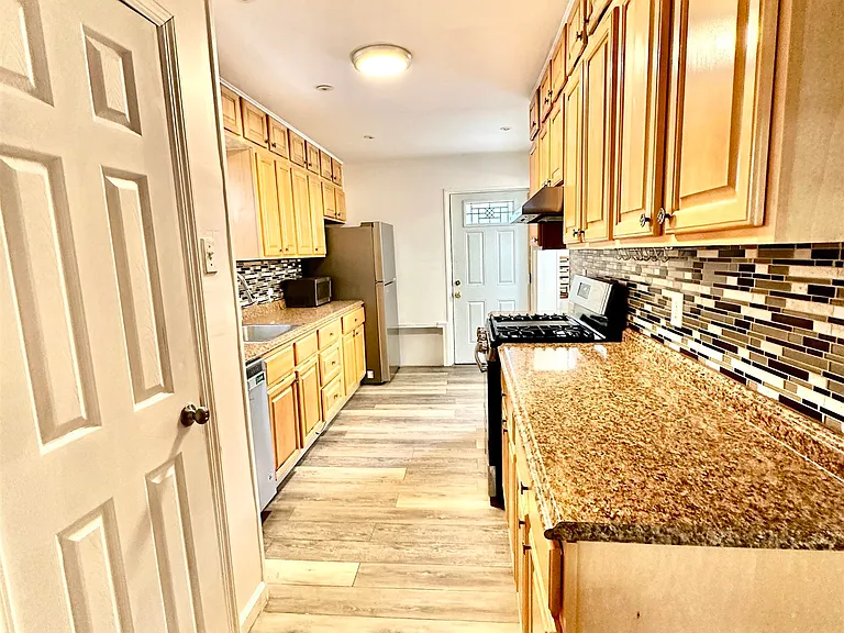 163 Jewett Ave #HOUSE — Photo 5