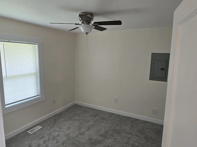 808 Hancock Ave — Photo 15