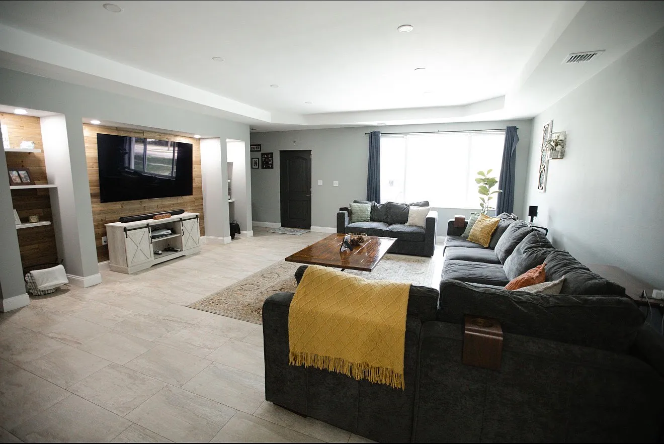 4 bed, 2.5 bath, 2600 sqft, $6,000 — Photo 1