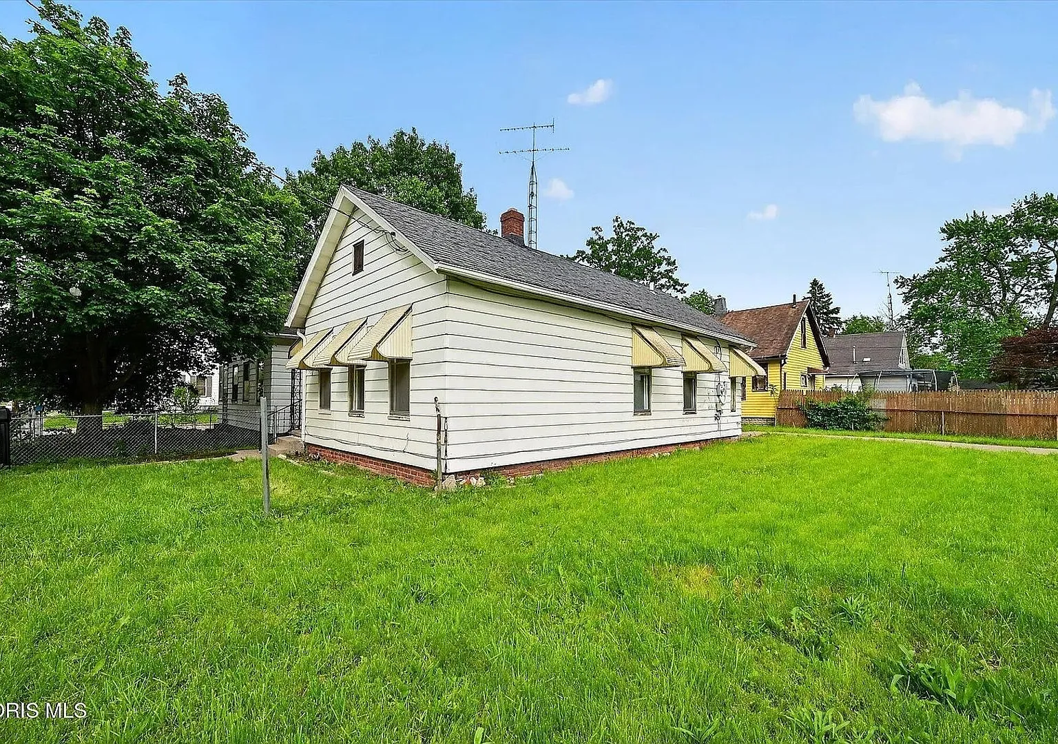 Spacious Toledo Home with Large Yard — Photo 2