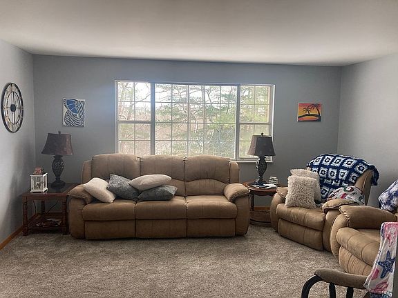 3rd image of 21 N Hills Dr