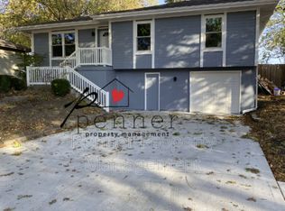 818 SE 19th St, Oak Grove, MO 64075