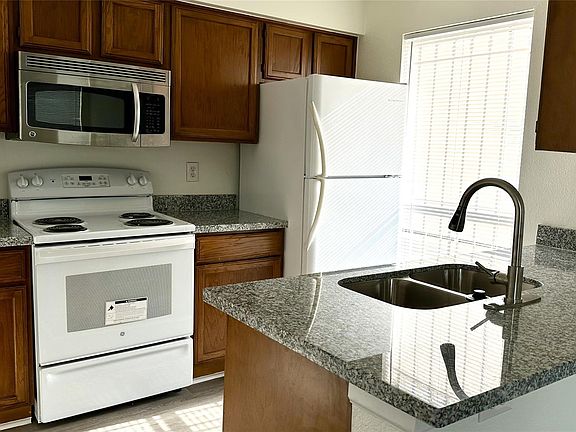 5th image of 3900 Woodchase Dr APT 92