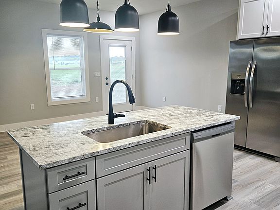 3rd image of 548 Yulan Cir