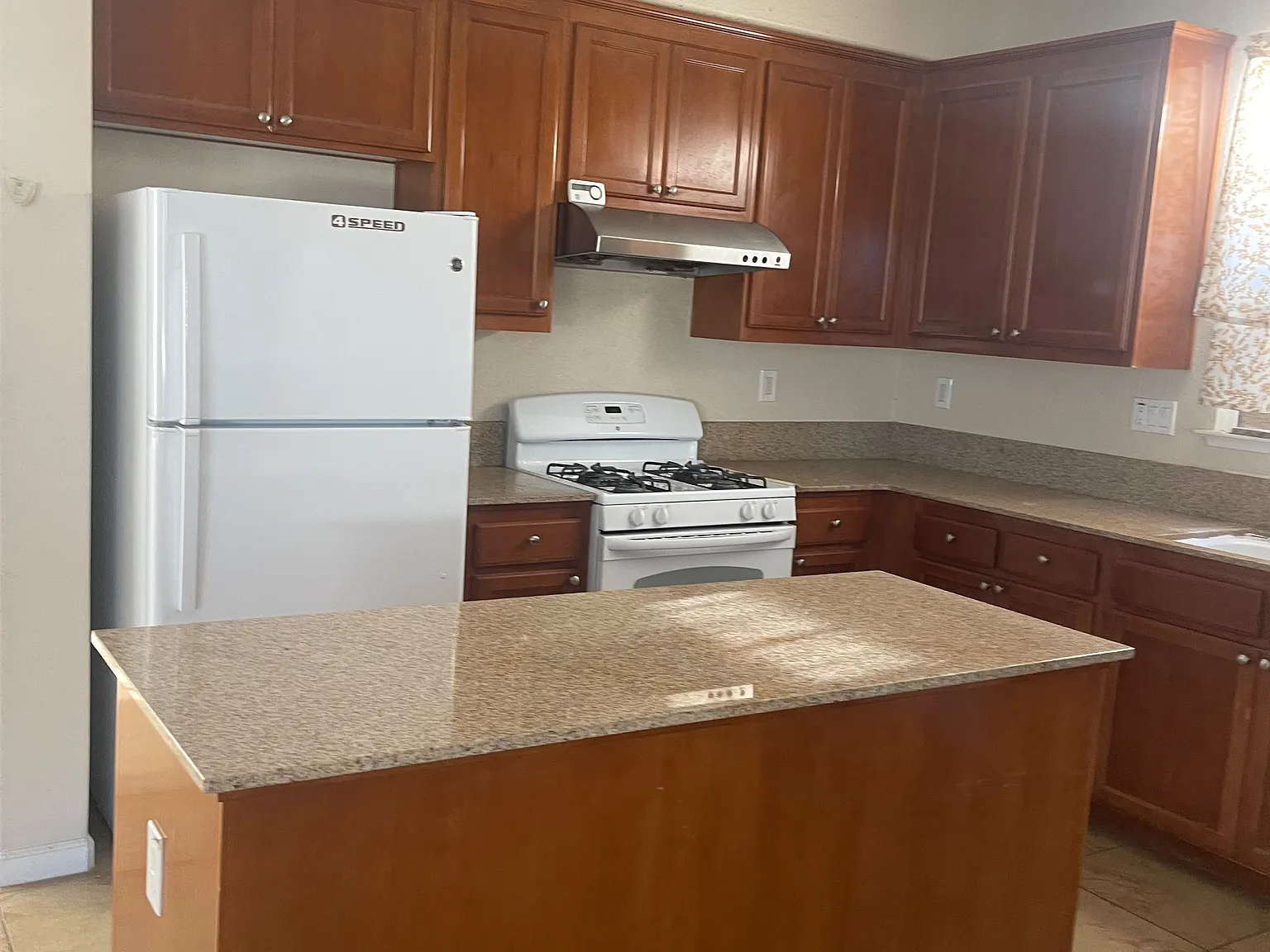 5 bed, 2734 sqft, $4,100 — Photo 4