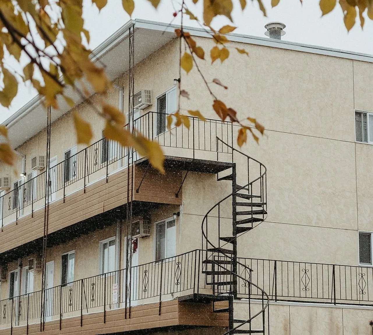 Magic Manor Apartments — Photo 1