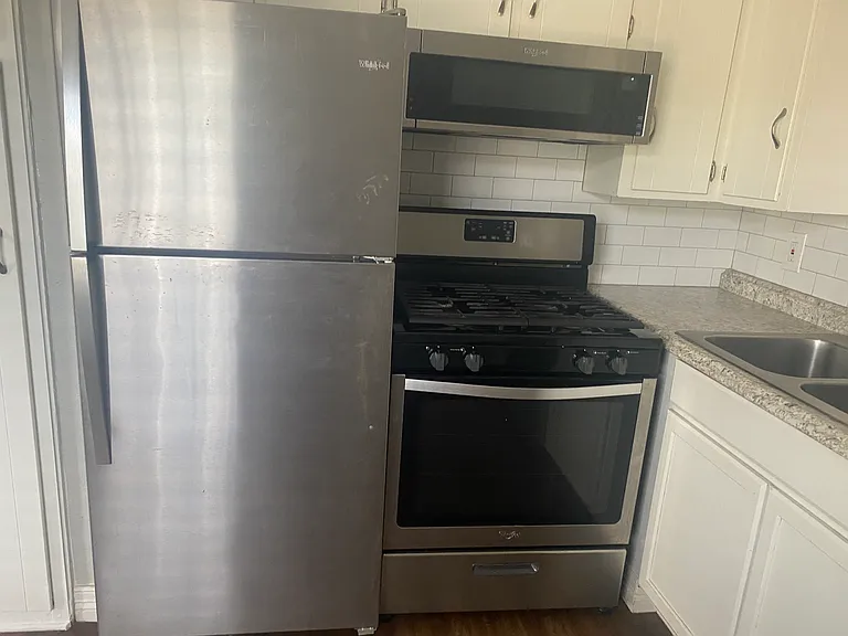 A4-2532 Charlotte St #A — Photo 4