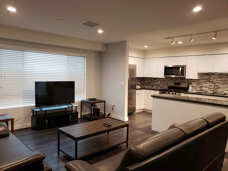 2649 S Hobart Blvd — Photo 12
