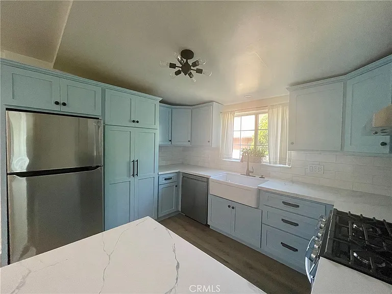 1570 Locust St — Photo 11