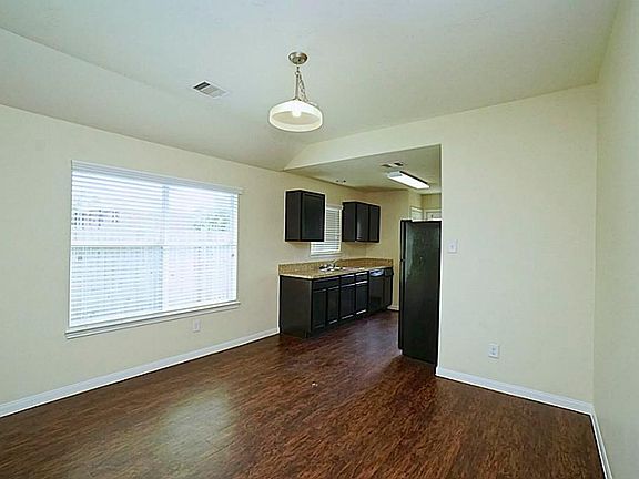 Dining/breakfast room and kitchen.