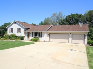 S43W25530 Maryanna Dr, Waukesha, WI 53189