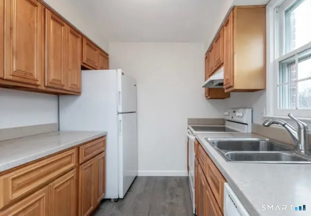 2 bed, 1.5 bath, 1058 sqft, $2,400 — Photo 2