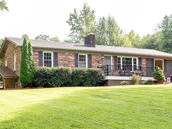 838 Hiatt Rd, Mount Airy, NC 27030