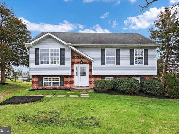 330 McSherry Woods Dr, Littlestown, PA 17340