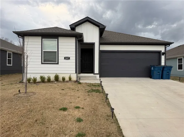 207 NW Pinwheel St, Gentry, AR 72734