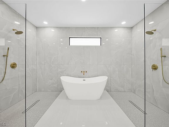 2nd image of 538 Raintree St E