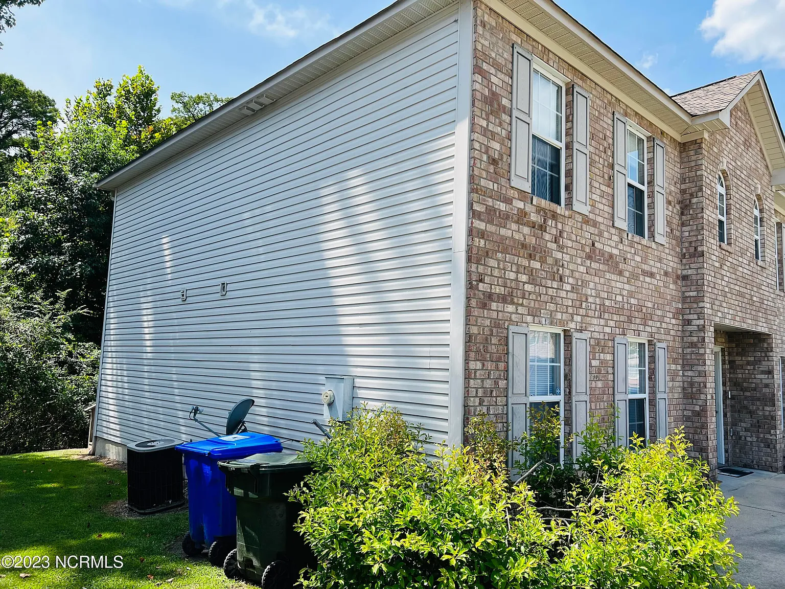 3 bed, 2.5 bath, 1452 sqft, $1,400 — Photo 2