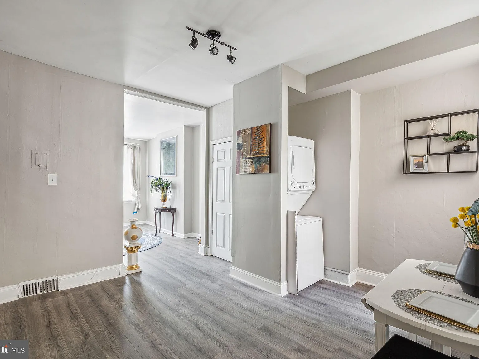1 bed, 1000 sqft, $1,300 — Photo 3