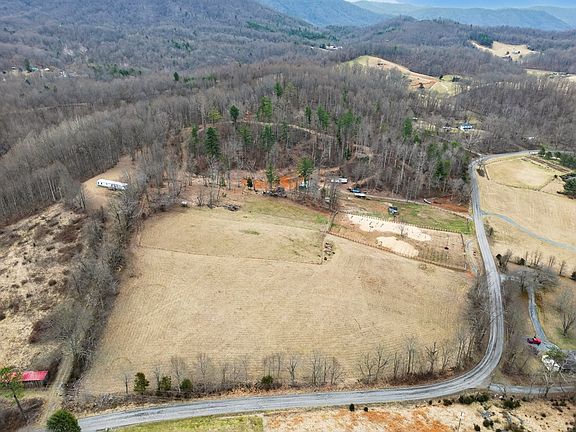 2nd image of Twin Oaks Rd